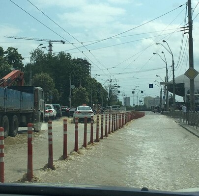 В Киеве возле Ocean Plaza снова прорвало трубу, движение перекрыли 