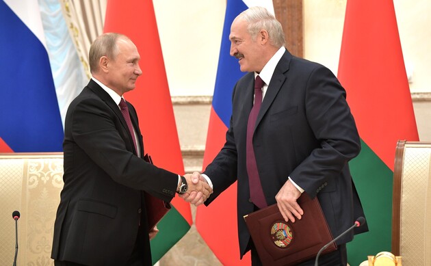 «Спецоперація Лукашенка» різко зблизила Білорусь та Росію — The Economist 