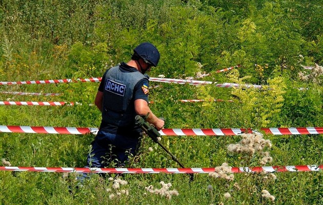 Украинские саперы обезвредили более сотни снарядов и мин за сутки в зоне ООС 