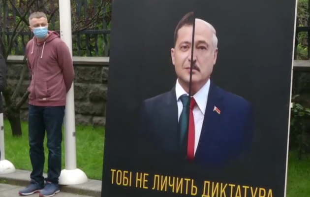 Зеленский-Лукашенко и двери с надписью A.C.A.B.: на Банковой началась акция в поддержку Стерненко