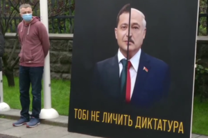 Зеленский-Лукашенко и двери с надписью A.C.A.B.: на Банковой началась акция в поддержку Стерненко