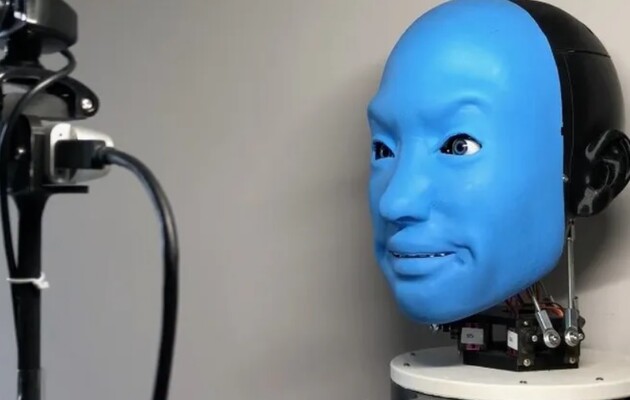 Робот відповідає на емоції, які бачить на обличчях людей