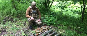 На Луганщині знайшли схованку з протипіхотними і протитанковими мінами 