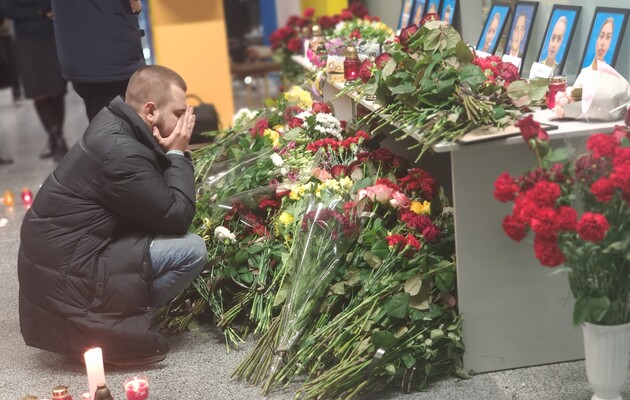 Муж бортпроводницы рейса PS752 Юлии Сологуб возле ее портрета в Борисполе