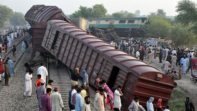 В Пакистане число погибших в аварии поездов возросло до 50 человек