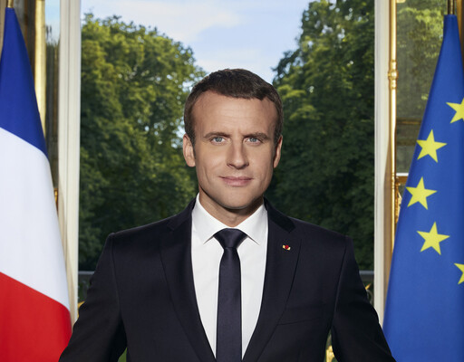 Противник Макрона дав президенту Франції ляпас: двоє чоловіків вже затримані