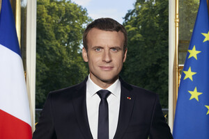 Противник Макрона дав президенту Франції ляпас: двоє чоловіків вже затримані
