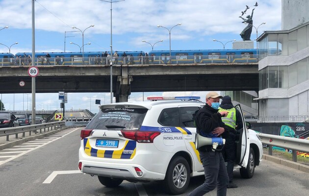 В Киеве снова «заминировали» мост Метро, движение транспорта остановлено 