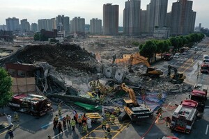 У Південній Кореї 5-поверховий будинок впав на зупинку громадського транспорту 