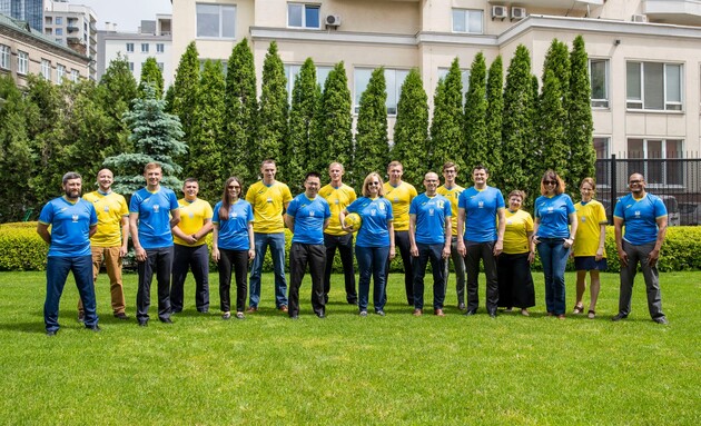 Команда посольства США сфотографировалась в новой форме украинской сборной на Евро-2020 