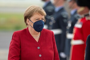 Меркель считает, что производство COVID-вакцин должно быть глобальным