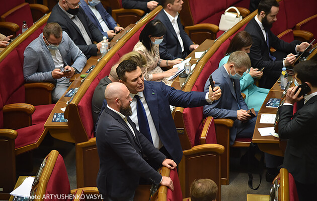 Народные депутаты до конца сессии могут принять за основу законопроект о деолигархизации – Корниенко 