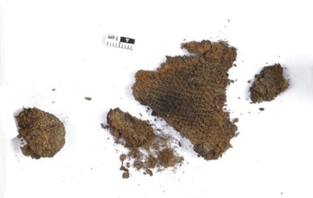 У стародавньому похованні знайшли вовняну тканину з вишивкою