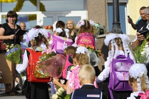 Директорам шкіл Львова підняли зарплату до 1 тисячі доларів на місяць 