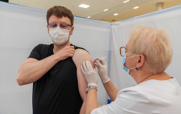 Опитування: В Україні зараз 43% переконаних противників вакцинації від COVID-19 