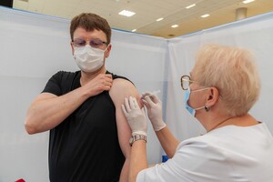 Опрос: В Украине сейчас 43 % убежденных противников вакцинации от COVID-19