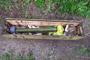 У Новотроїцькому виявили схрон із гранатами і РПГ: фоторепортаж 