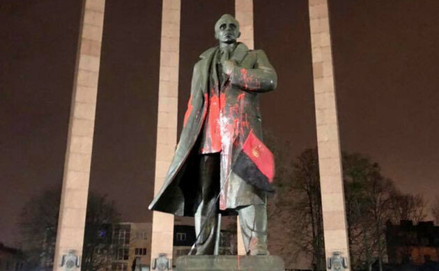 Суд вынес приговор студенту за осквернение памятника Степану Бандере во Львове