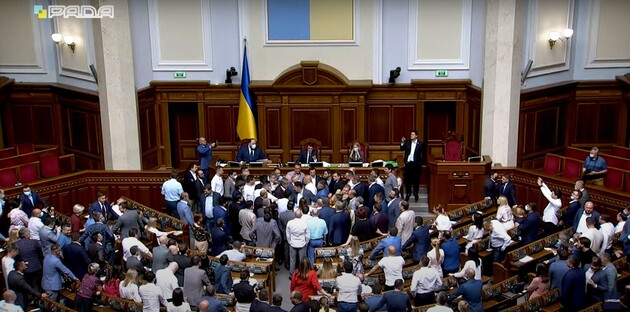 У Раді побилися депутати. Разумков оголосив перерву (відео)