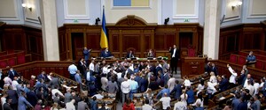 В Раде подрались депутаты. Разумков объявил перерыв (видео)