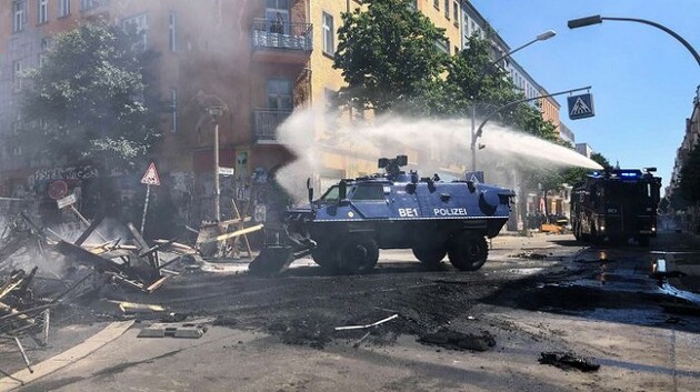 В Берлине при выселении сквота полицейских забросали камнями 