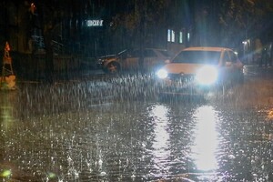 В Україні очікуються рясні опади у дев'яти областях, місто Дніпро вже затопило 