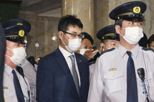 В Японії засудили екс-міністра за підкуп виборців 