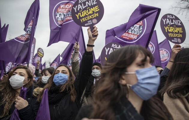 Тысячи женщин вышли на протест в Стамбуле из-за гендерного насилия