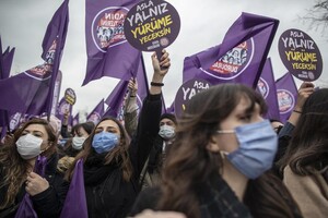 Тисячі жінок протестували в Стамбулі через гендерне насильство