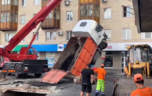 Вантажівка провалилася під асфальт у центрі Житомира: відео