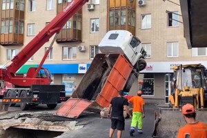 Вантажівка провалилася під асфальт у центрі Житомира: відео