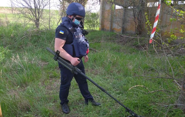 Украинские саперы обезвредили три десятка снарядов и мин в зоне ООС за сутки