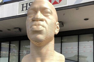 В Нью-Йорке установили статую Джорджа Флойда