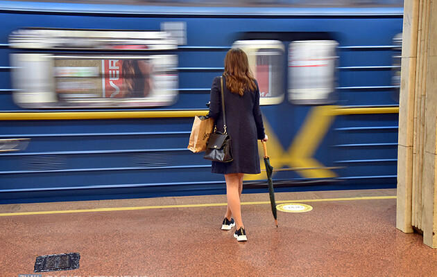 У метро Києва тимчасово призупинили можливість розрахуватися карткою або телефоном 