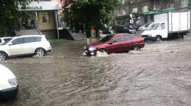 Штормове попередження в Україні: очікуються сильні зливи, град та шквали