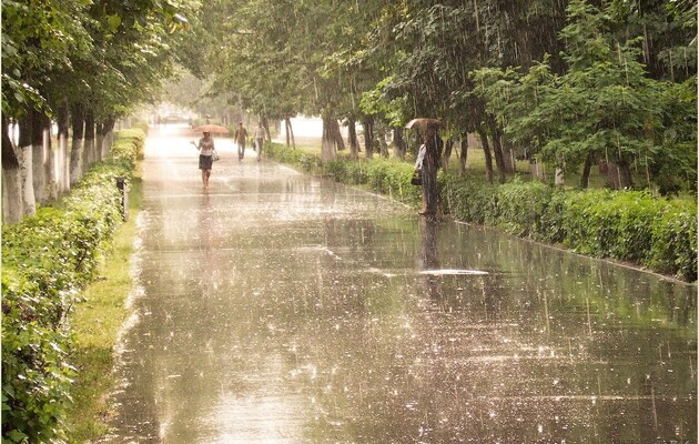 Погода в Украине: Дожди ослабевают, жара возвращается