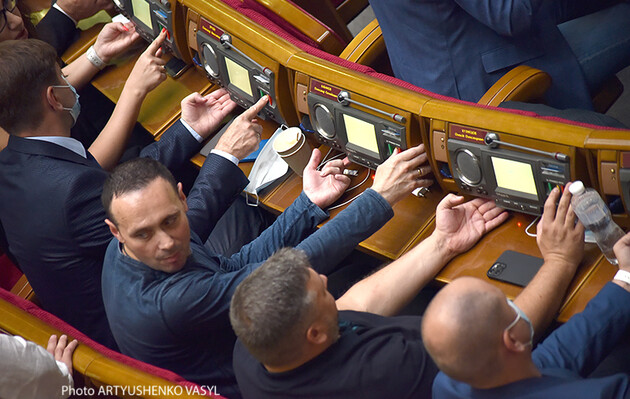 Рада приняла предложения Зеленского к законом об ответственности за ложь в декларациях 