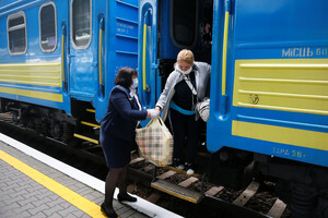 Негода на заході України внесла корективи у рух потягів: затримки зафіксували на восьми маршрутах