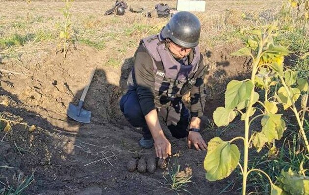 Украинские саперы обезвредили полторы сотни мин и снарядов в зоне ООС за сутки