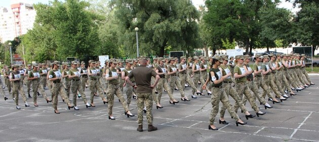Жінки-військові на параді крокуватимуть на підборах: у Раді вимагають від Міноборони провести службове розслідування