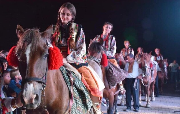 "Гуцульське весілля" у Верховині у виконанні акторів Франківського Національного драмтеатру