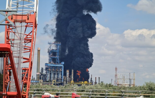 На крупном нефтезаводе Румынии произошел взрыв и возник пожар