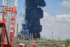 На великому нафтозаводі Румунії стався вибух і виникла пожежа 