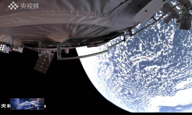 Китайські астронавти вийшли у відкритий космос