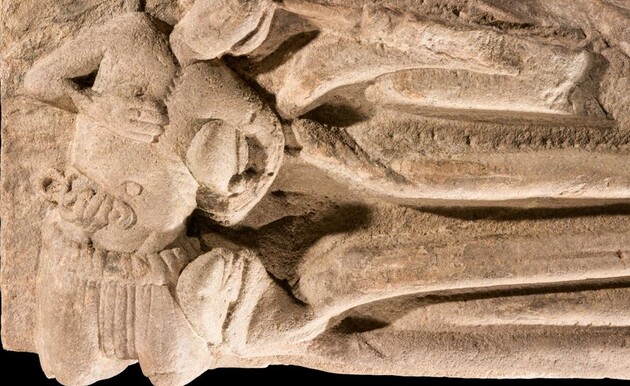 Каменная плита изображала убийство аббата XIII века