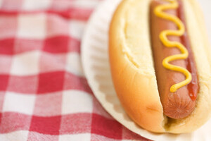 Американец съел 76 хот-догов за 10 минут, установив новый мировой рекорд на конкурсе в Нью-Йорке