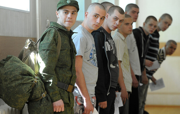 С начала оккупации Крыма РФ призвала в армию около 30 тыс. граждан Украины