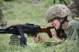 Бойцы ВСУ упражнялись в стрельбе из автоматов и пулеметов: фоторепортаж