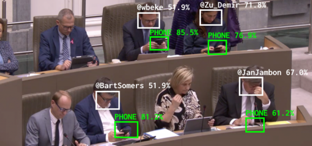 Штучний інтелект тролить політиків за те, що вони відволікаються на телефон