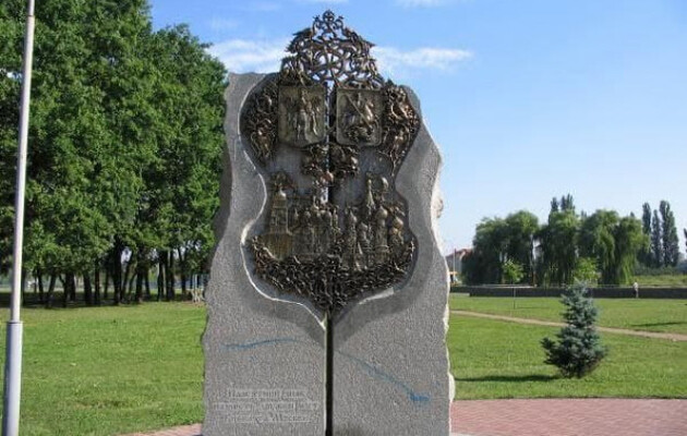 В столице демонтируют памятный знак в честь дружбы Киева и Москвы